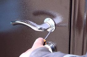 Замена дверной ручки металлической двери в Красноярске