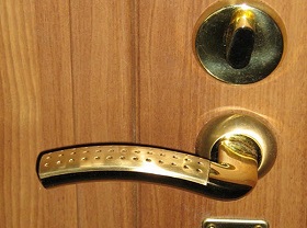 Замена дверной ручки входной двери в Красноярске